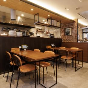 【4名様用テーブル】 ご家族での団らんや友人との飲み会に最適な4名様用のお席。ゆったりとした広さがあり、たくさんのお料理を並べても快適にお食事いただけます◎お子様連れのお客様も歓迎しておりますので、週末のランチタイムなどにもぜひご利用ください。