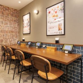 【カウンター席】お一人様でも気兼ねなく過ごせるカウンター席。シェフとの会話を楽しんだり、調理のライブ感を間近で感じられる特等席です◎仕事帰りのサク飲みや、自分へのご褒美ランチにもおすすめ。落ち着いた雰囲気の中でゆっくりとお食事をお楽しみいただけます。