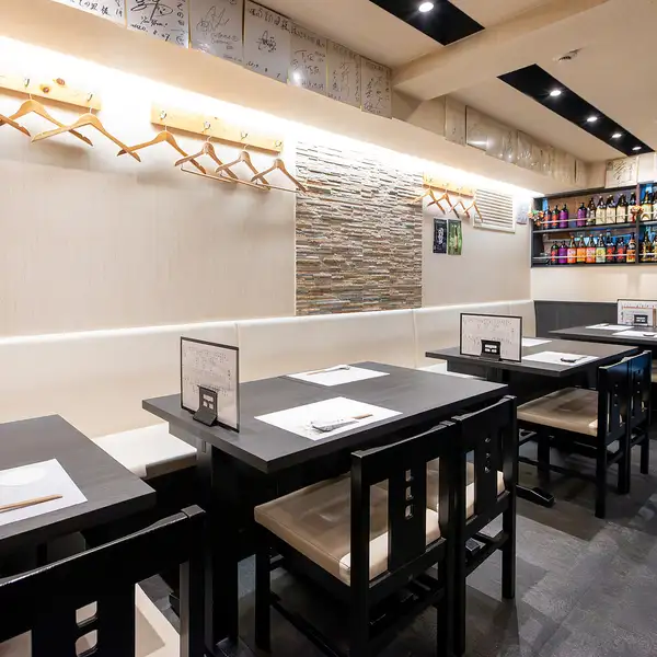 店舗の全体を貸切にして、プライベート感に満ちた特別なご宴会の利用も可能です。会社の歓送迎会や宴会、同窓会や打ち上げ、各種イベントなどまとまった人数での集まりに最適です。スタイリッシュな割烹の空間を丸ごと独占して、自慢の銘柄鶏料理や地酒を味わいながら思い出に残る大切な一夜を演出いたします♪