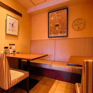 広々としたソファー席でゆったりとお過ごしいただけます。宴会使用でも、落ち着いてのんびりとお食事使用でも、どんな場面でも美味しく楽しめる店内です。