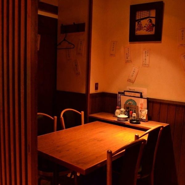 2名様～個室OK！居心地の良さが魅力。2～6名様まで対応のテーブル個室席もご用意しておりますので、デートや少人数でのお食事にもご利用いただけます。料理とお酒はもちろん、気兼ねなく大切な方との会話を楽しみたいという方におすすめです。仕切りをつけた半個室はレイアウト変更も可能ですのでお気軽にご相談ください。