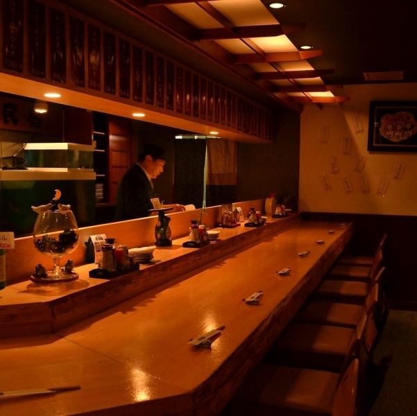 喫煙可能カウンター席。料理人の調理を目でも楽しめるカウンター席は、料理が来る間も会話が弾むと好評です。1名様から利用可能で、料理をしている過程を目で見たまま話すだけでも盛り上がるため、デートなどの緊張する場でもご活用いただけます。喫煙可能席ですので、お仕事帰りにもお気軽