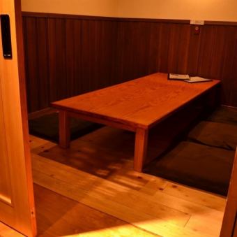 【半個室／座敷席：2～6名様】落ち着いた接待にもおすすめ。座敷席は2～6名様でご利用いただけます。落ち着いた和風の席となっておりますので、ご親戚やご年配の方との会食や、接待でのご利用にも最適です。鮮魚を使った素材の良いメニューと、広島の地酒の相性の良さをぜひご体感ください。
