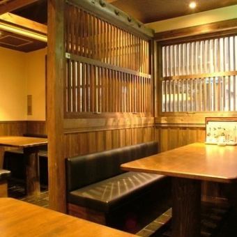 【半個室／ソファー席：2～6名様】デートやお友達と楽しいひとときを。ゆっくりと会話を邪魔されたくない方は、ロールカーテンで仕切られる2～6名様までご利用いただける広々ソファーのテ－ブル席がおすすめです。会話に集中しながら、お食事やお酒を楽しむことができます。仲の良い同僚との飲み会や、女子会にも最適です。