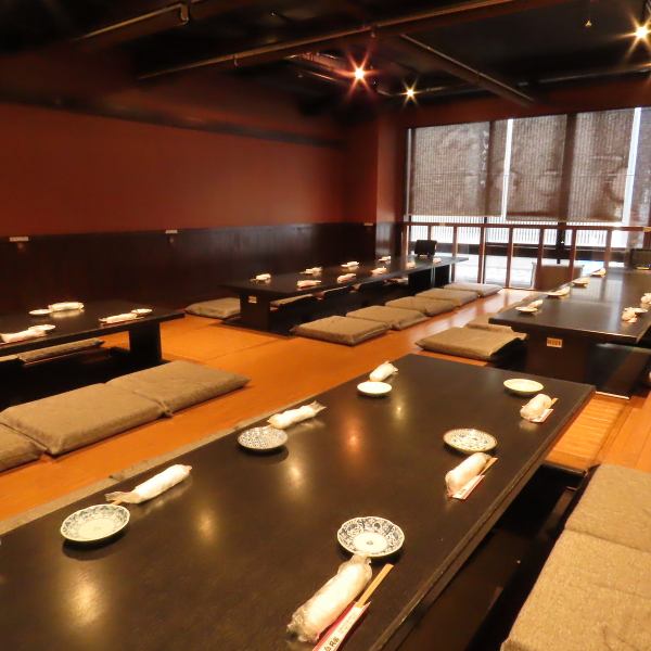 大人数宴会歓迎！1テーブル2～10名までの掘りごたつ席は、最大42名様までご利用可能です。足も楽に伸ばせますので、会社での飲み会などかしこまった場でもご負担も少なくお料理やお酒をご堪能いただけます。人数によって仕切りを作る半個室となりますので、周囲を気にせずに大切な方達とのご歓談を楽しみください。