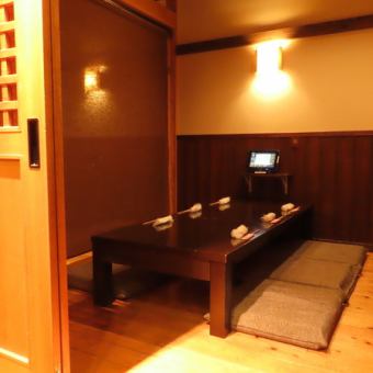 【半個室/座敷席:2~6名様】落ち着いた接待にもおすすめ。座敷席は2~6名様でご利用いただけます。落ち着いた和風の席となっておりますので、ご親戚やご年配の方との会食や、接待でのご利用にも最適です。鮮魚を使った素材の良いメニューと、広島の地酒の相性の良さをぜひご体感ください。