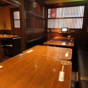 【半個室/ソファー席:2~6名様】デートやお友達と楽しいひとときを。ゆっくりと会話を邪魔されたくない方は、ロールカーテンで仕切られる2~6名様までご利用いただける広々ソファーのテ-ブル席がおすすめです。会話に集中しながら、お食事やお酒を楽しむことができます。仲の良い同僚との飲み会や、女子会にも最適です。