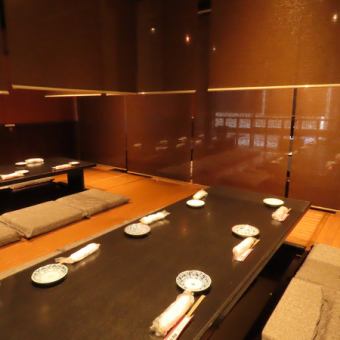 【完全個室/掘りごたつ席:2~10名様】最大40名様まで!接待や部署のみなどの歓談に。ロールカーテンで仕切られた掘りごたつ席は2~10名様まで対応可能。接待や部署での飲み会など、改まった場でも足が楽にできるため、大変人気です。仕切りを上げると最大40名様までご案内可能な完全個室としてご利用いただけます。