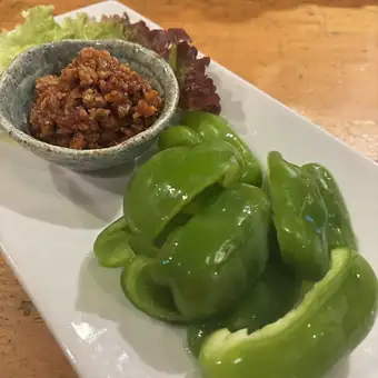 Crispy bell peppers with meat miso sauce