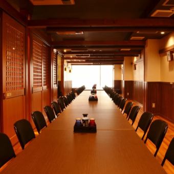 2nd floor table seats.The low chair makes your legs comfortable.Seats can be connected to accommodate up to 70 people! There are 3 private tatami rooms that are great for guests with children!