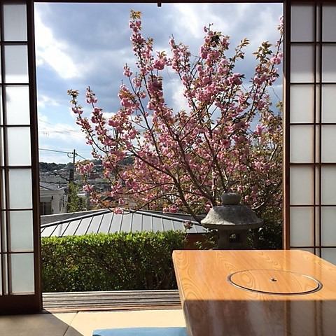 透過窗戶，您可以欣賞到重瓣櫻花和里屋的哲學家之路。淡季也可作為包間使用（最多12人）。如果您想要私人房間，請在預訂時聯繫我們。
