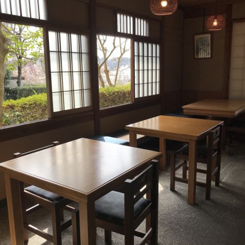 There are 3 tables for 2 people and 2 tables for 4 people.You can enjoy double cherry blossoms and Philosopher's Walk from the window.