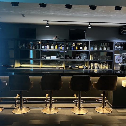 カウンターは7席ご用意しており、落ち着いた大人の空間で、スタッフとの会話を楽しめます◎お一人様や、デートでのご利用にも最適です◎江古田駅北口から徒歩1分とアクセスも抜群なので、学生さんのサークル仲間との飲み会や、仕事帰りの二次会利用にもおすすめです！