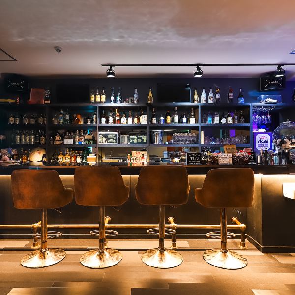 6名様掛けのテーブル席が6つある広々とした落ち着いた雰囲気の大人の空間◎友人との飲み会や、二次会利用にもゆったりとご利用いただけます♪テーブル席からでも熱気溢れるライブを間近で楽しめますよ！学生さんのサークル飲み会や、グループ利用、合コンにも最適です◎