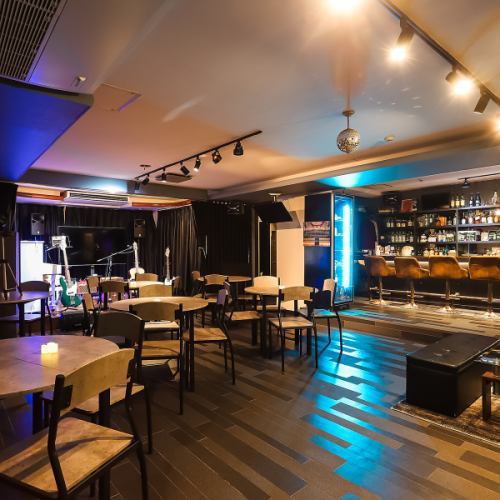 熱気溢れるライブを楽しむ