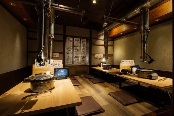 【完全個室×掘りごたつで寛ぎの焼肉時間】10名様以上で使える完全個室をはじめ、靴を脱いでゆったり過ごせる掘りごたつ席も完備。会社宴会やグループ利用に最適なプライベート空間です。