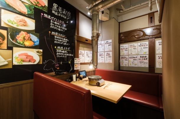 【少人数利用に嬉しい半個室＆テーブル席】2～6名様向けの半個室やテーブル席も多数ご用意。周りが気になりにくく、友人同士・デート・仕事帰りの一杯にもぴったりの落ち着いた雰囲気です。