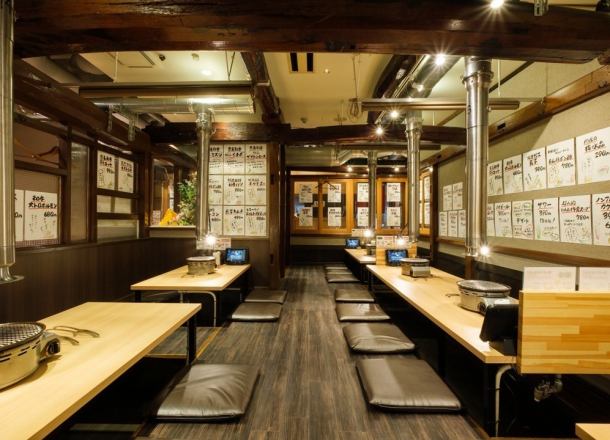 【賑やかさと居心地のバランスがちょうどいい】活気ある片町の中心地にありながら、店内は落ち着いた照明とゆったり配置の席で居心地◎。にぎわいとプライベート感が絶妙に両立した空間です。