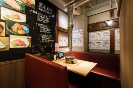 赤が印象的なソファ席で、ふたり焼肉にも◎スクリーン仕切りでプライベート感も確保。デート・女子会など、少人数でゆったり焼肉を楽しみたい夜におすすめの半個室ソファ席です。
