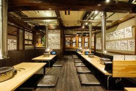 団体焼肉は、完全個室でゆったりと、最大32名様までOKの掘りごたつ個室。会社宴会や親族の集まりにも対応。赤べこ名物・焼きすきを囲んで贅沢なひとときをお過ごしください。