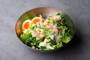 生ハムと半熟卵のシーザーサラダ