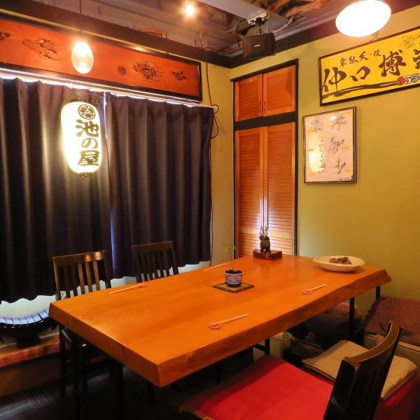 一之江角ハイボールは賑やかな店内で美味しいお酒と料理をお楽しみいただけます！洋風の雰囲気の中に和風も感じられ、様々なオブジェや鹿の角などが飾られており飽きない空間です♪一之江では珍しく窓があり、3階から綺麗な景色をお楽しみいただけます。初めての方でも気軽にご来店いただけますのでぜひお立ち寄りください