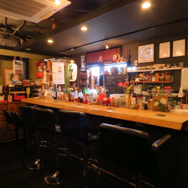 当店は賑やかな雰囲気が広がっており楽しく時間を過ごすことが出来ます♪テーブル席からカウンター席までございますのでお一人様から友達や同僚などのグループでの利用と幅広いシーンでご利用頂けます！一之江駅から徒歩2分と駅チカなので、帰り道にぜひお立ち寄りください！