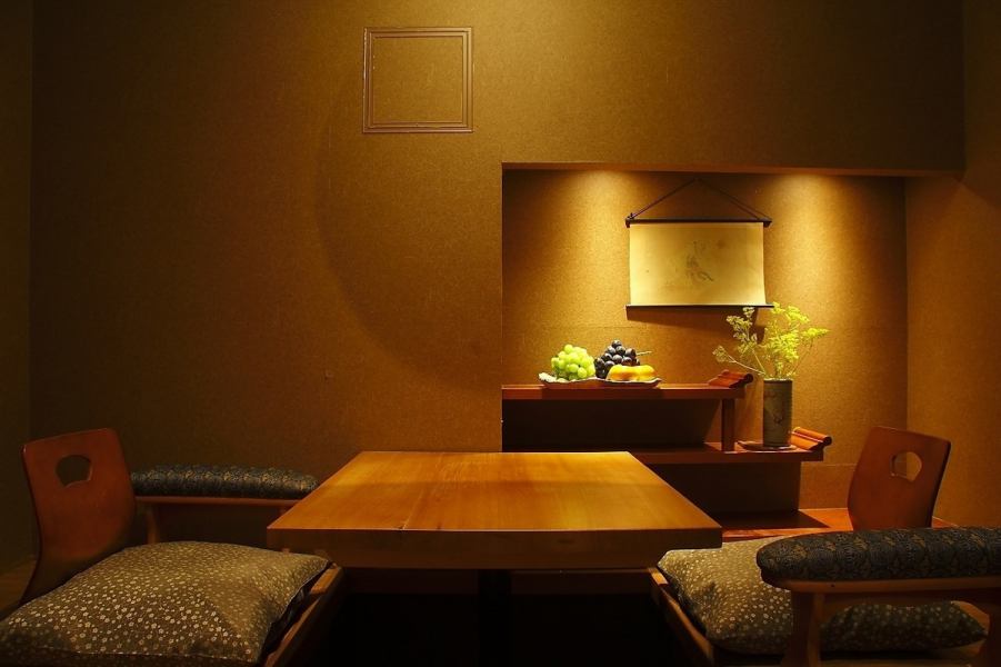 Complete private rooms for small groups are also available for 4 people (table seats) and 2 people (sunken kotatsu).