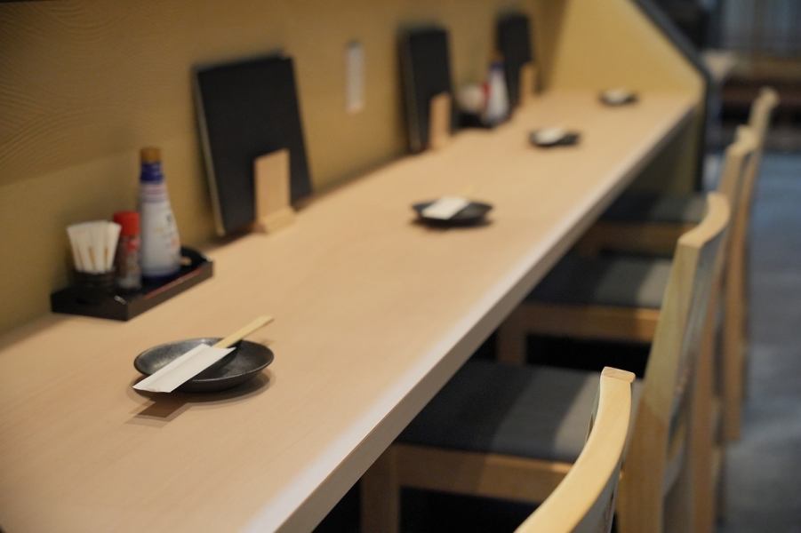【お一人様も大歓迎なカウンターのお席】お仕事終わりなどに軽く一杯、そんなときにはぜひツ抜けへお越しください！獲れたての海鮮と美味しいお酒をご用意してお待ちしております。