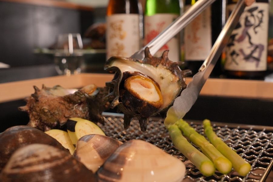【囲炉裏で豪快に海鮮焼き】サザエ、ハマグリ、ホッケなどを目の前で焼いて食べられる！