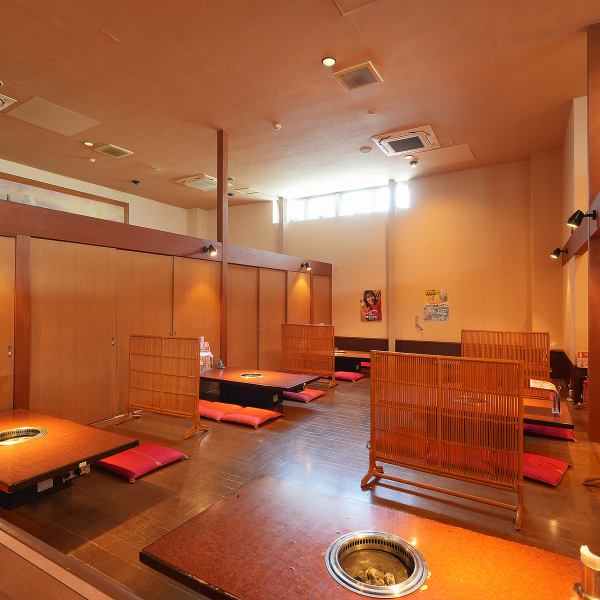 最大100名まで対応可能な広々とした座敷を備えており、大型宴会にもぴったりの環境です◎ゆとりのある配置で、団体様でも移動しやすく快適に過ごせます。テーブル間の空間を広めに取っているため、落ち着いた雰囲気の中でゆったり食事を楽しむことが可能です★会社宴会や親しい仲間との集まりにおすすめ！