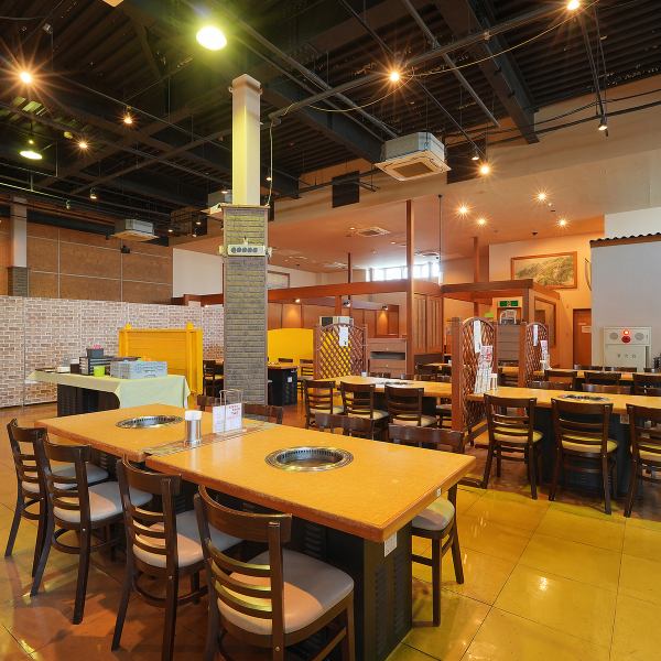 店内は温かみのある木を基調としたデザインで、居心地の良さを重視した空間◎プライベート利用しやすいレイアウトとなっており、料理と会話を楽しみながらの時間を叶えてくれます♪