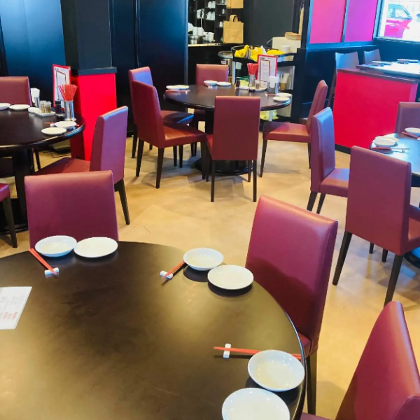 ≪ランチ・ファミリー・普段使いにも最適！≫【円卓席や各種テーブル席で素材の味を思う存分ご堪能下さい】4名様までお座りいただける円卓や最大6名様までお座りいただけるテーブル席もご用意！広々とした空間で、厳選素材やお酒を思う存分ご堪能下さい。飲み放題や宴会プランもご用意しておりますので、普段使いにも◎
