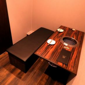 完全私人的2人房间非常适合约会◎您可以度过2人的时间而不必担心周围的环境◎请在充满日本风味的空间中享受轻松的用餐，并拥有柔和而平静的灯光。