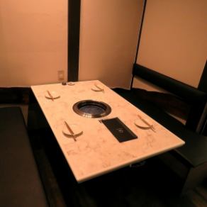 It is a private private room for up to 4 people.Ideal for dining with family and friends, girls-only gatherings, etc. ◎ You can use it comfortably for dinner and entertainment where you want to talk slowly in a warm and quaint atmosphere like an old folk house.
