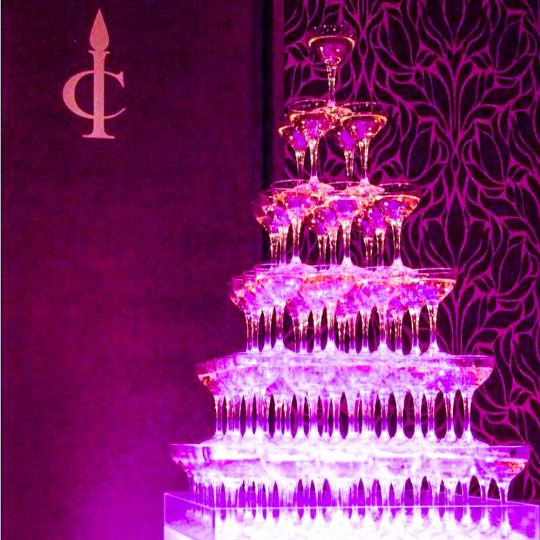 A champagne tower that excites the charter party! You will be fascinated by skillfully using light and sound!