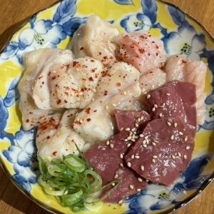 新鮮ホルモン盛り 白(さっぱりタレ)