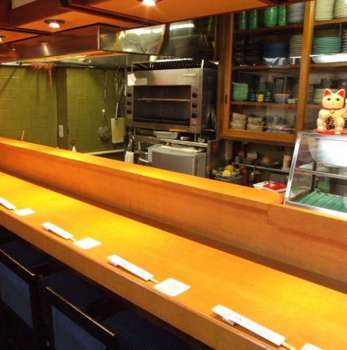 <p>カウンター席は5席ご用意。</p>