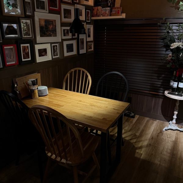 シーンを選ばず使える、気取りすぎないカフェ空間。はじめてでも入りやすく、短い休憩からゆっくり滞在まで幅広く対応。