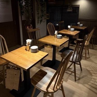 席間のほどよい距離感で、会話を楽しみたいときにも一人時間にも心地よい居場所に。