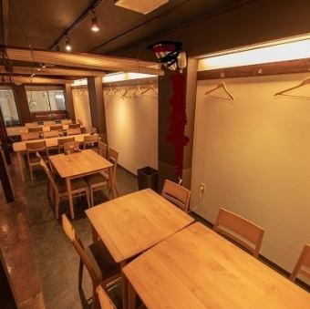 【1階】テーブル席は隣とはすだれで仕切らせていただきます。1Fに4名様用×4席，ご用意しております。