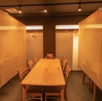 【1階】少人数での会食やご家族でのお食事、友人との集まりにぴったり。広すぎず、程よい距離感で会話を楽しめる空間は、居心地の良さが魅力です。