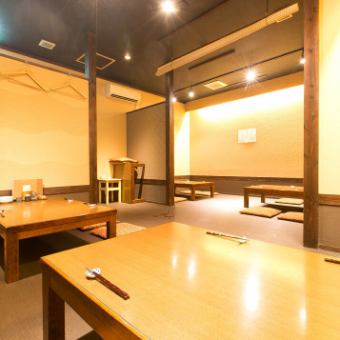 【2階】四日市駅から徒歩3分、落ち着いた雰囲気で旬の味覚を楽しめる『おばんざい ふじまさ』。店内は和の趣を感じる空間で、カウンター席や掘りごたつ席に加え、2階にはゆったりと過ごせる4名様専用テーブル席をご用意しております。