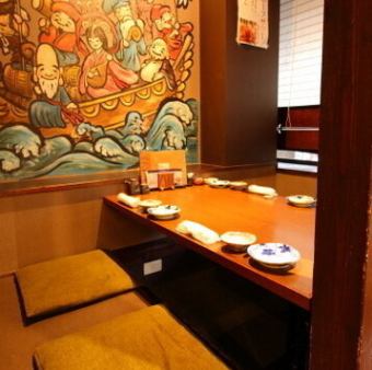 【2階】周囲を気にせず、ゆったりと過ごせる空間は、接待や記念日、親しい仲間との会食にぴったり。静かな雰囲気で、会話を楽しみながら、旬の食材を使ったおばんざいや鮮魚のお造り、牛ヒレステーキなど、こだわりの料理をご堪能いただけます。