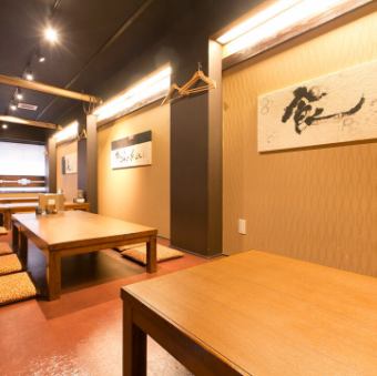 【2階】2階は6名様テーブル席が3卓。ゆったりとしたテーブル配置で、接待や会食、少人数の宴会に最適です。周囲を気にせず、会話を楽しみながら、季節の食材を使ったおばんざいや鮮魚のお造り、牛ヒレステーキなど、こだわりの料理をご堪能いただけます。