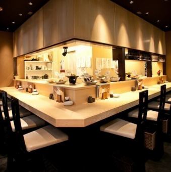 【1階】お一人様やカップル、少人数でのご利用にぴったり。料理人の手仕事を間近で眺めながら、旬の食材を使ったおばんざいや鮮魚のお造り、季節の逸品を楽しめるのはカウンターならではの醍醐味です。