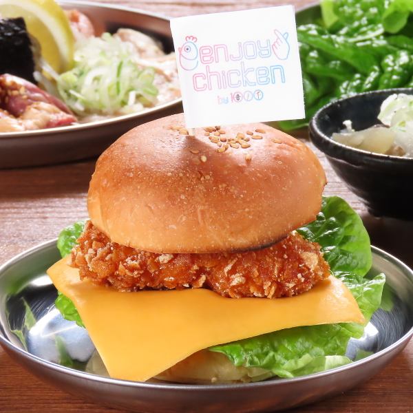 当店の「エンチキバーガー」は、自家製ソースとスパイスがクセになる！食べ応え抜群の当店おすすめの一品☆