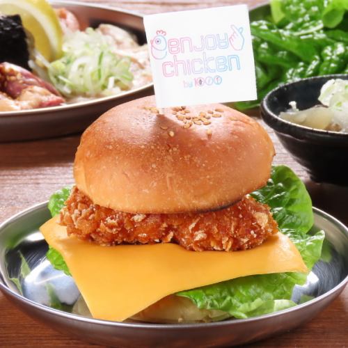 当店の「エンチキバーガー」は、自家製ソースとスパイスがクセになる！食べ応え抜群の当店おすすめの一品☆