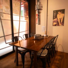 【安靜的半私人私人空間】是您在私密空間招待客人或用餐的理想之選。請注意，半私密包廂僅限4人以上團體預約。