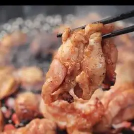 【鍋の前の大定番】ビールが止まらない！秘伝スパイスが香る絶品「鶏皮焼き」とプリプリ「鶏セセリ」